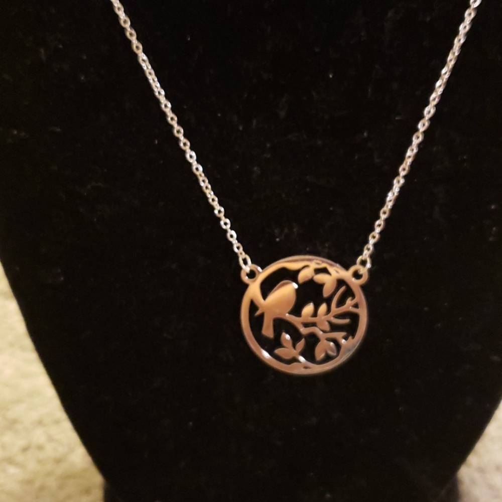 NWOT BIRD ON TREE LIMB NECKLACE - Picture 2 of 7